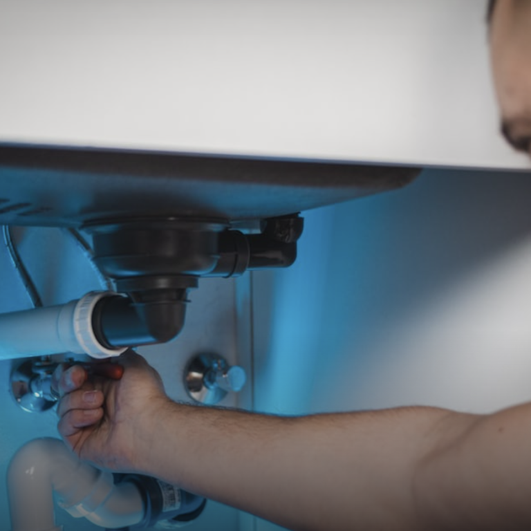 Handwerker bei Heizungsarbeiten – RIETH Sanitär und Energie Konzept